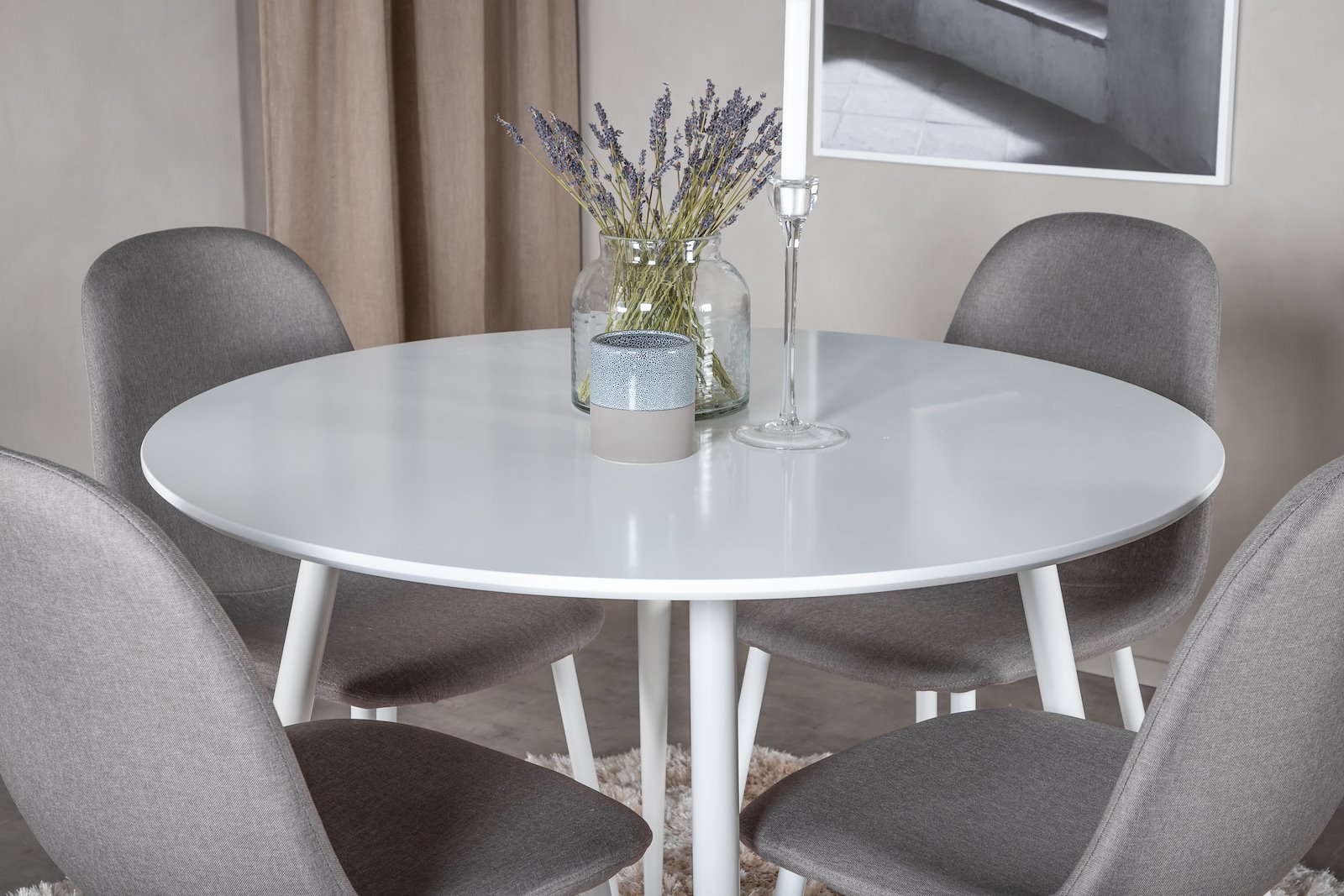 Plaza og Polar Spisegruppe Plaza rundt spisebord ø100cm i Hvit med 4 stk. Polar spisestoler i Grå og hvit ben.