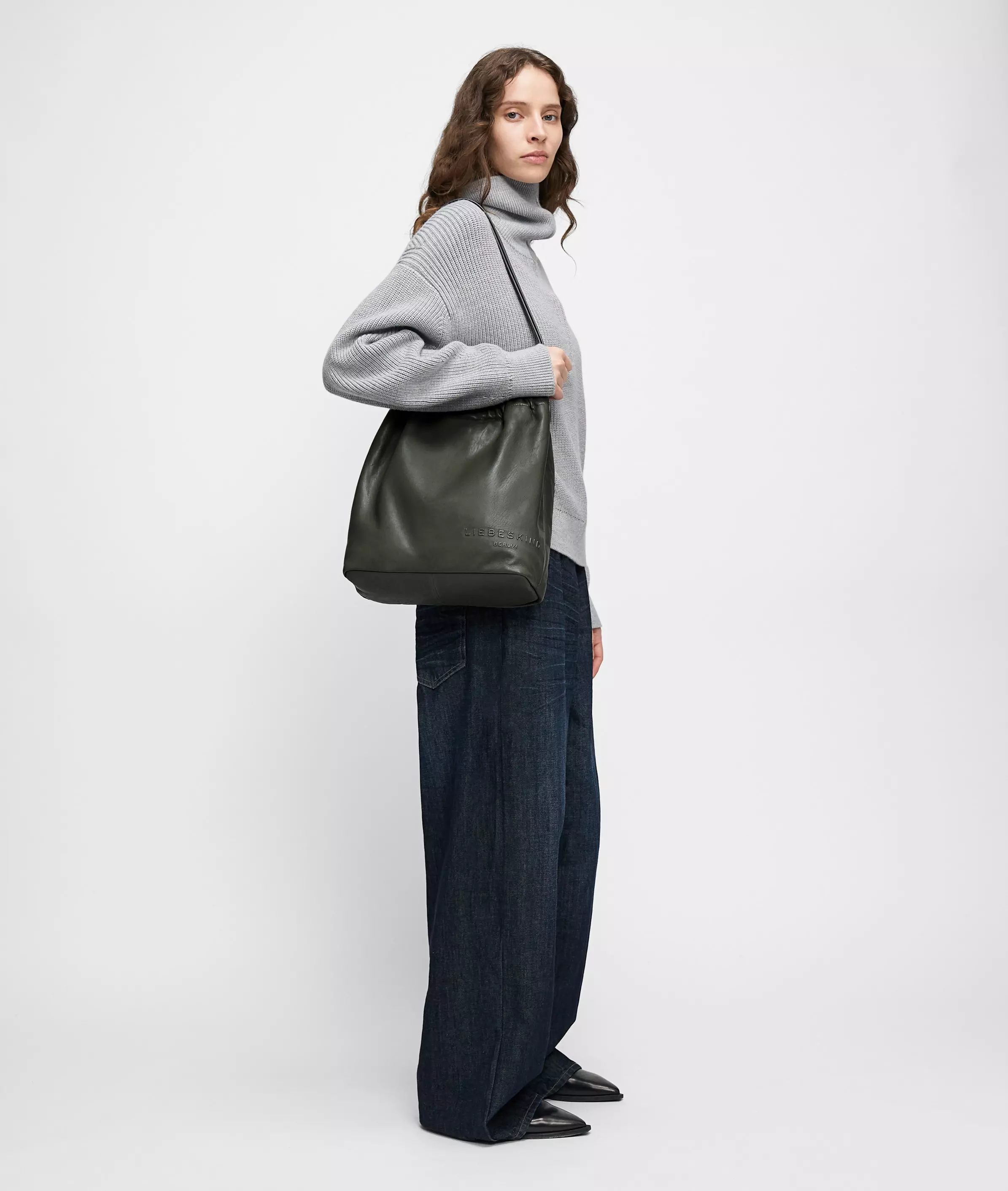 Cloud Hobo M Spacious sheepskin shoulder bag