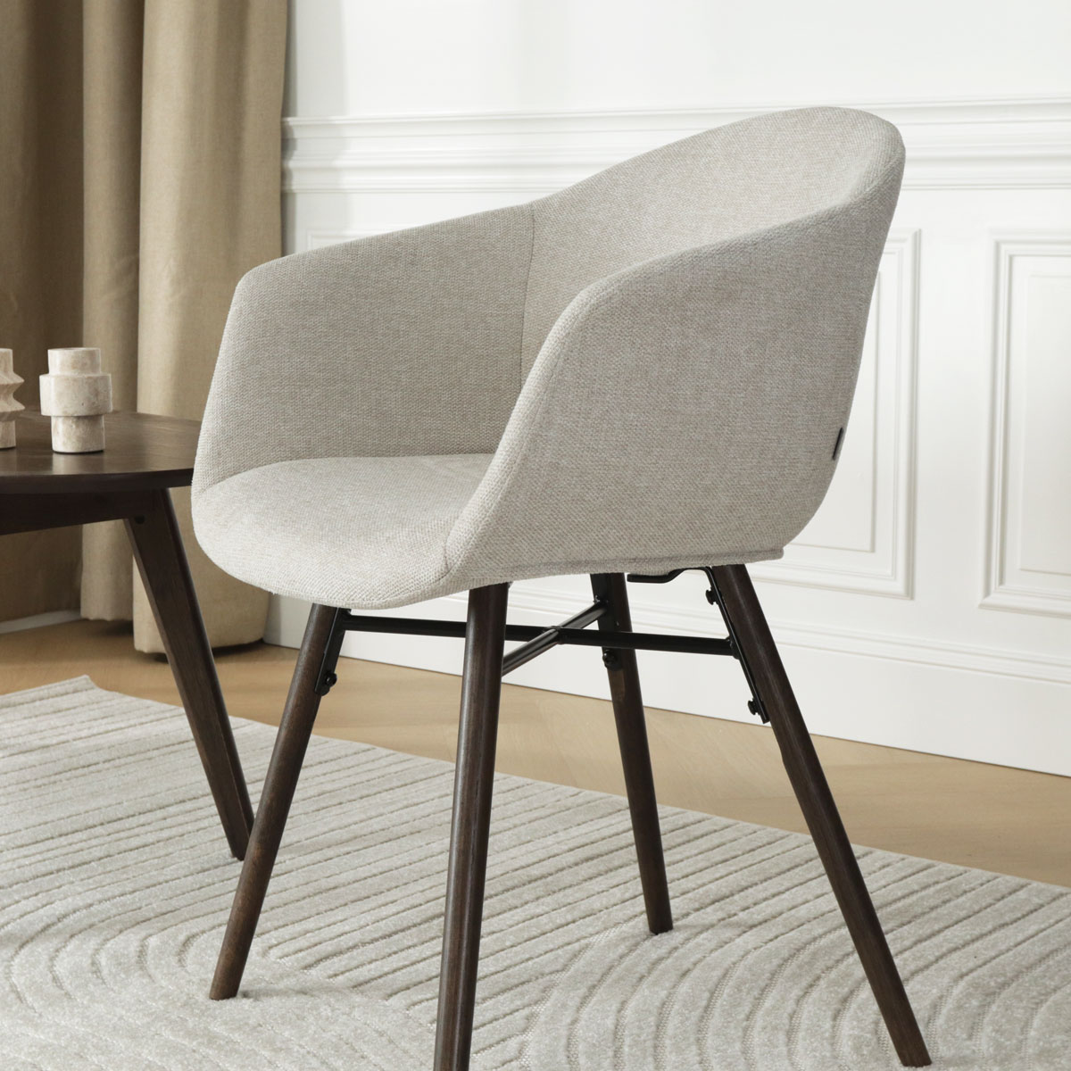 Eetkamerstoel Nena-Otis beige - walnoot houten onderstel