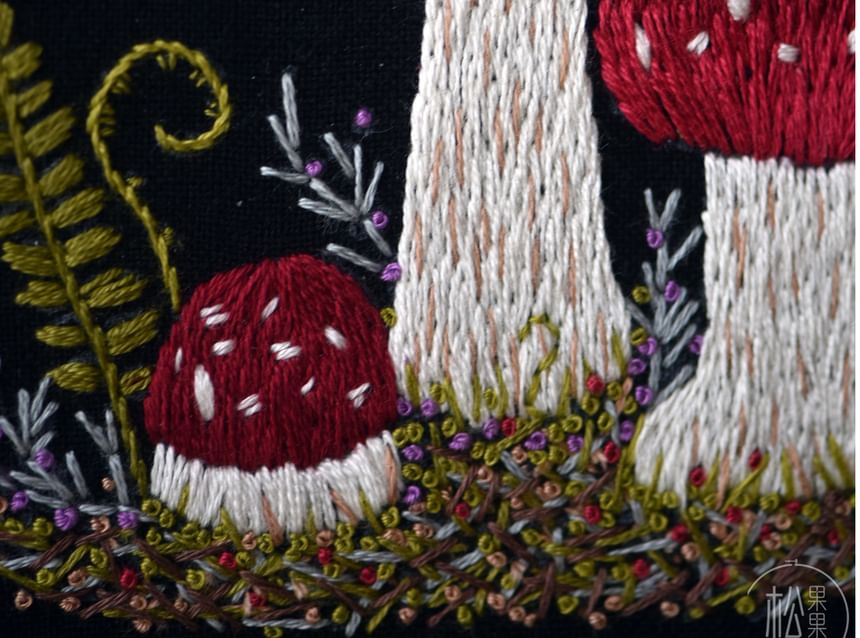 Embroidery Kingdom - Set van 2: DIY borduurpakket met omlijste paddenstoelornamenten (verschillende ontwerpen)