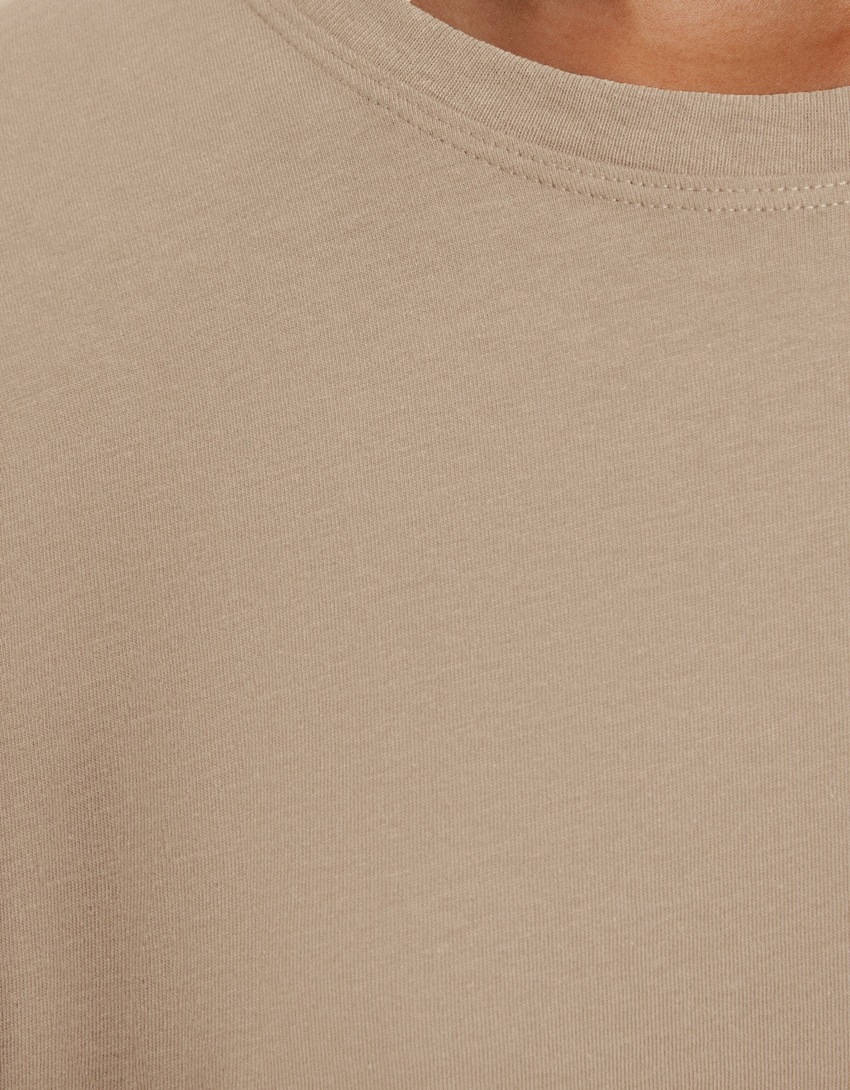 Camiseta de manga curta com modelagem quadrada e estampa da tendência atual.