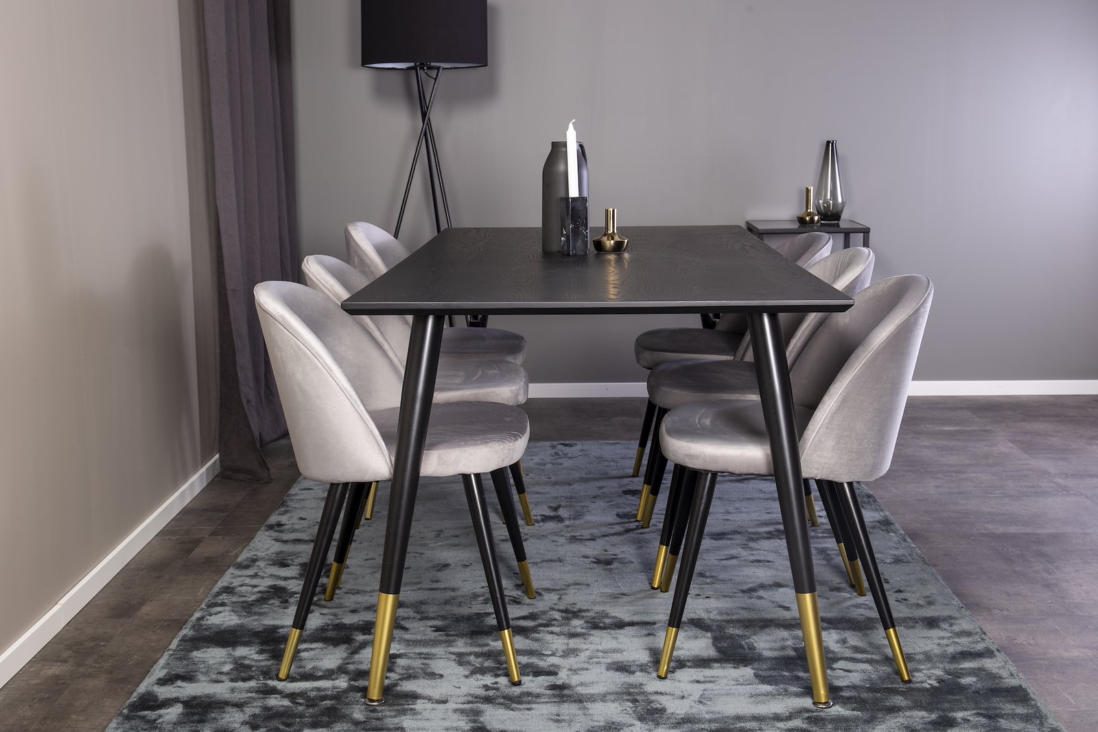 Dipp og Velvet Spisegruppe Dipp spisebord i sort finér med 6 stk. Velvet spisestoler i Grå fløyel og messing ben.