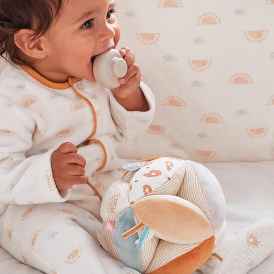 Babou & Kendi Balle Sensorielle   Bleu, Beige et Blanc        de               Noukies