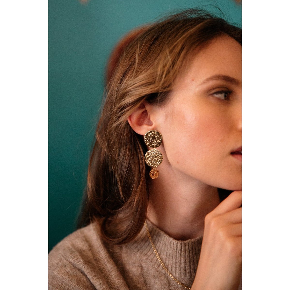 boucles d'oreilles puces pendantes ronds martelés doré à l'or fin - HESTIA