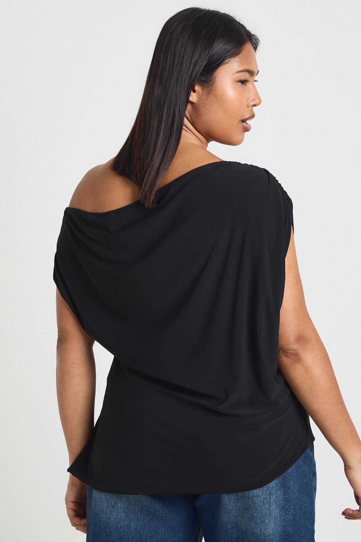 boohoo Haut Grande Taille Asymétrique à Épaules Dénudées