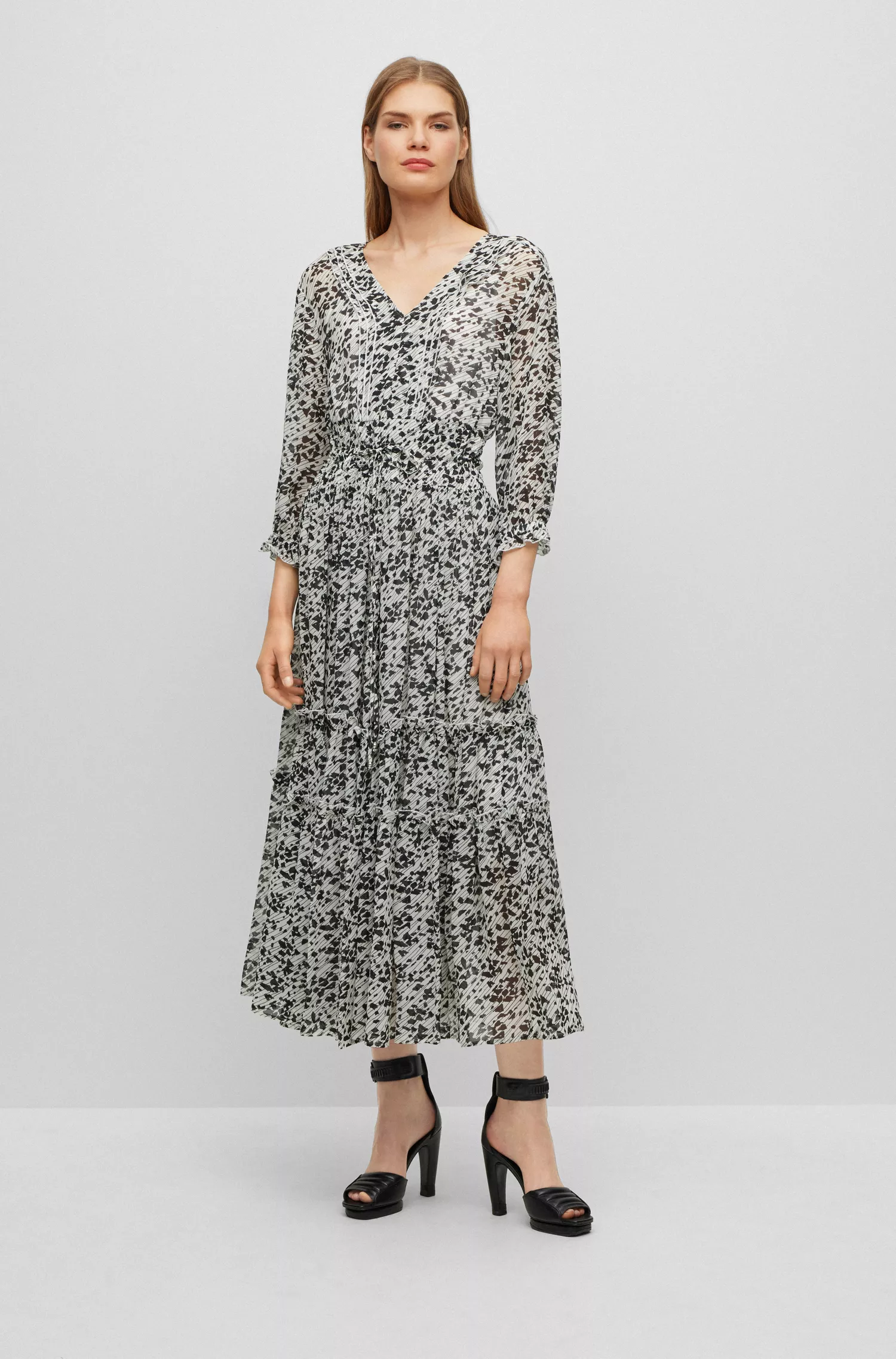 Vestido maxi preto BOSS com estampa da estação e decote em V.
