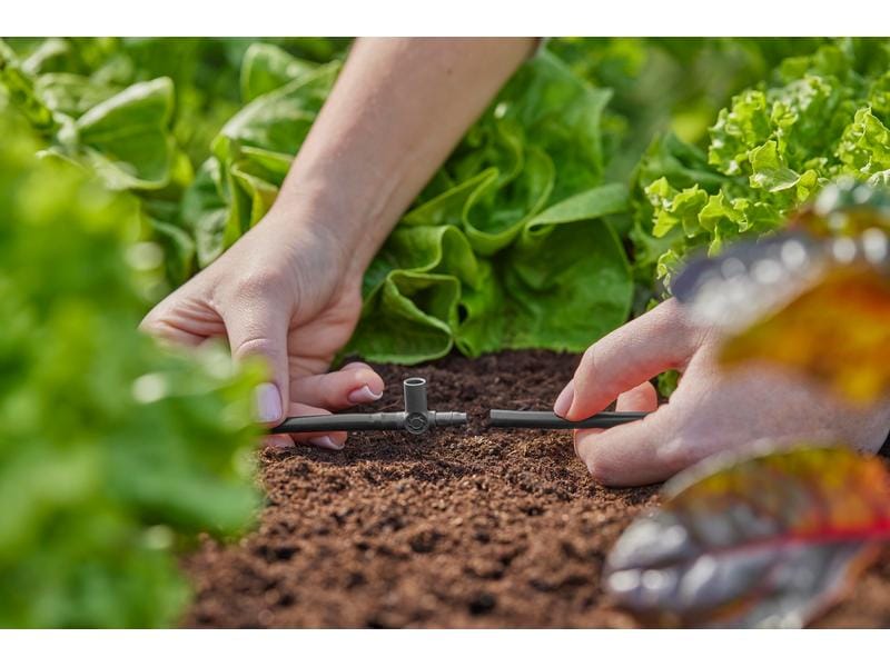 GARDENA T-Stück für Sprühdüsen Micro-Drip-System Für einen stabilen Halt von Sprühdüsen und Endtropfern im Verteilerrohr