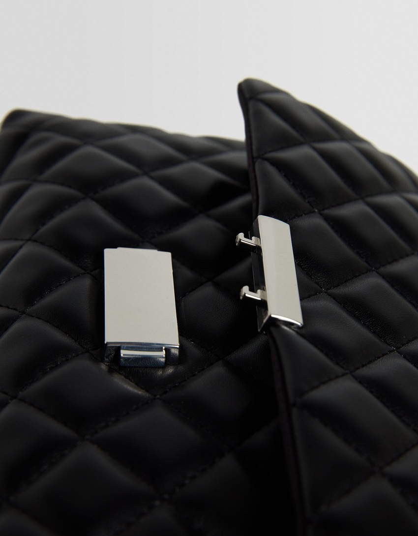Bolsa transversal acolchoada com corrente.