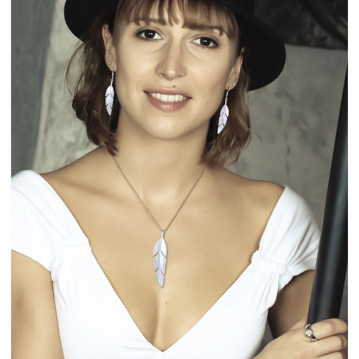 Bijoux de créateurs en argent, des boucles d'oreille-Nacre Blanche-feuilles de bananier-Femme-Blanc-disponible en parure avec le pendentif assorti