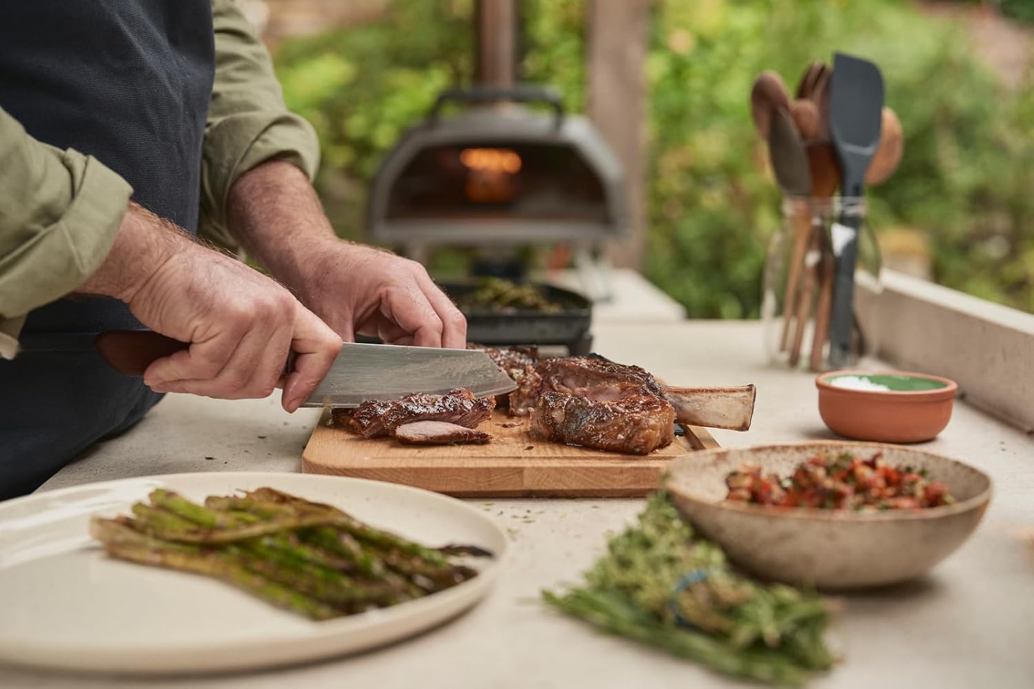 Ooni Karu 2 Pro Multi-Brennstoff Pizzaofen - Edelstahl Outdoor Pizzaofen mit Pizzastein & integriertem Thermometer für 40 cm große Pizzen, Outdoor Grill - Schwarz