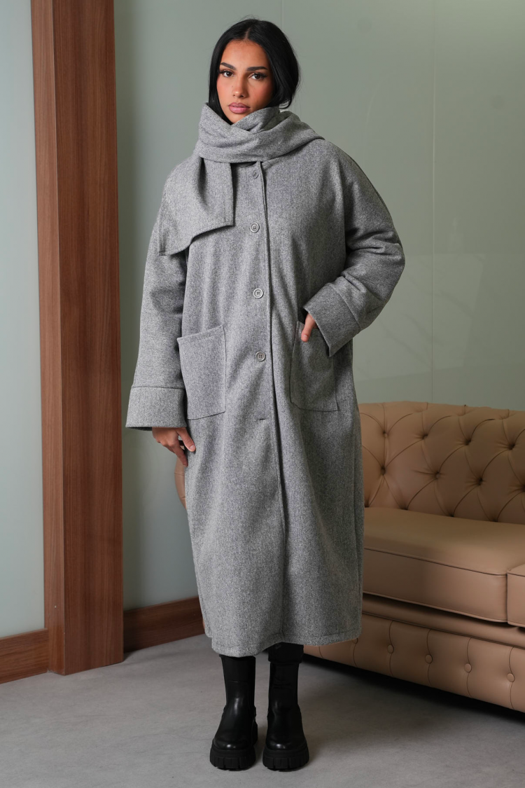 Manteau gris avec écharpe intégré