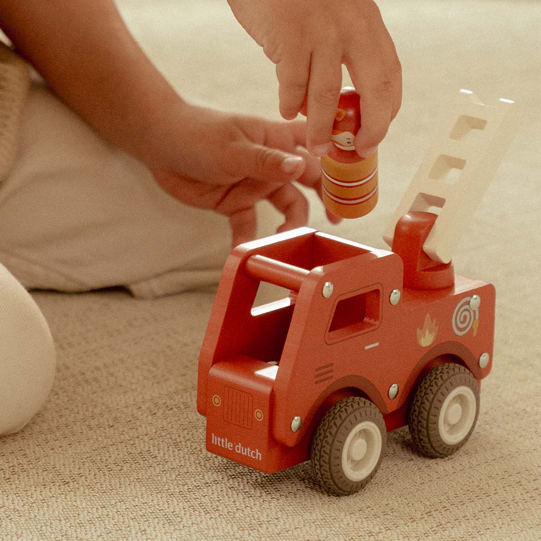 little dutch brandweerauto met brandweerman