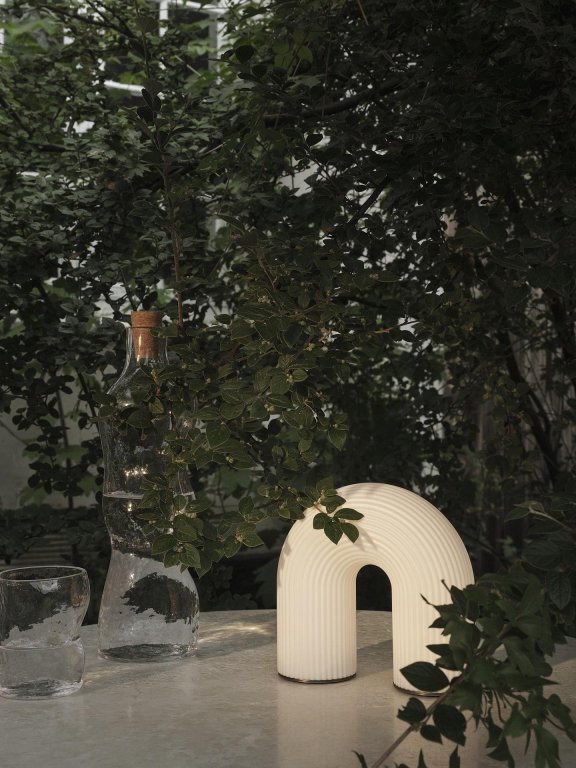Ferm Living Vuelta tafellamp LED oplaadbaar wit