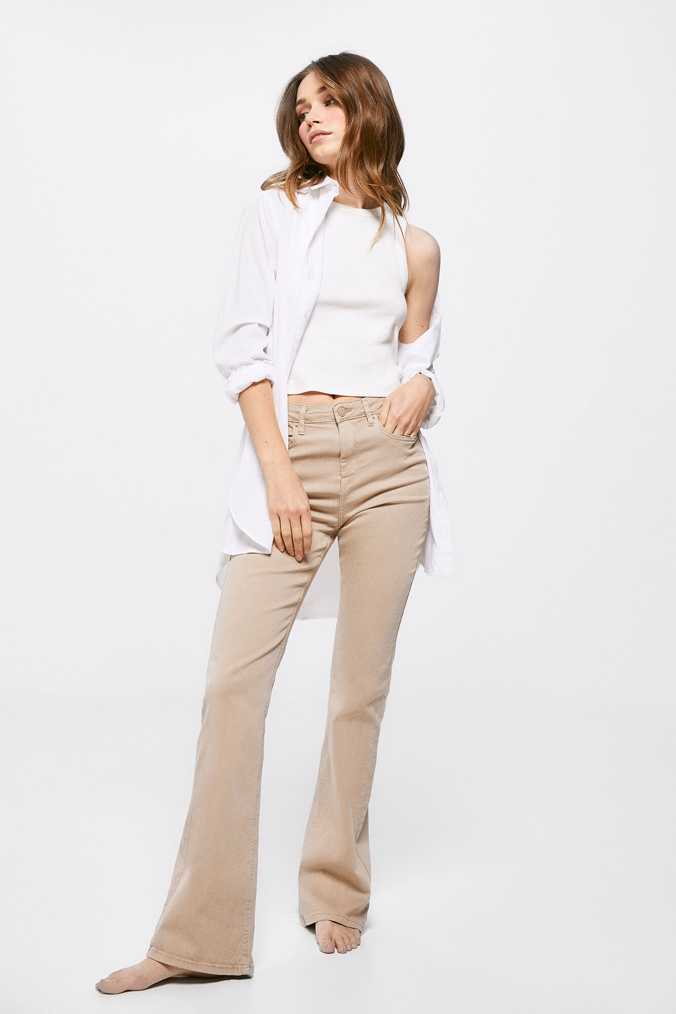 Calça jeans bootcut com lavagem sustentável - Bege