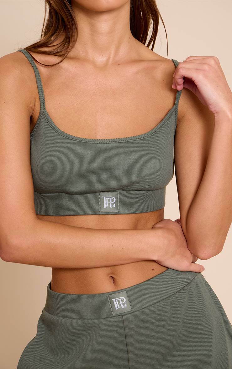 Vert Sauge Prettylittlething Brassière Côtelée De Nuit Avec Élastique Tonal