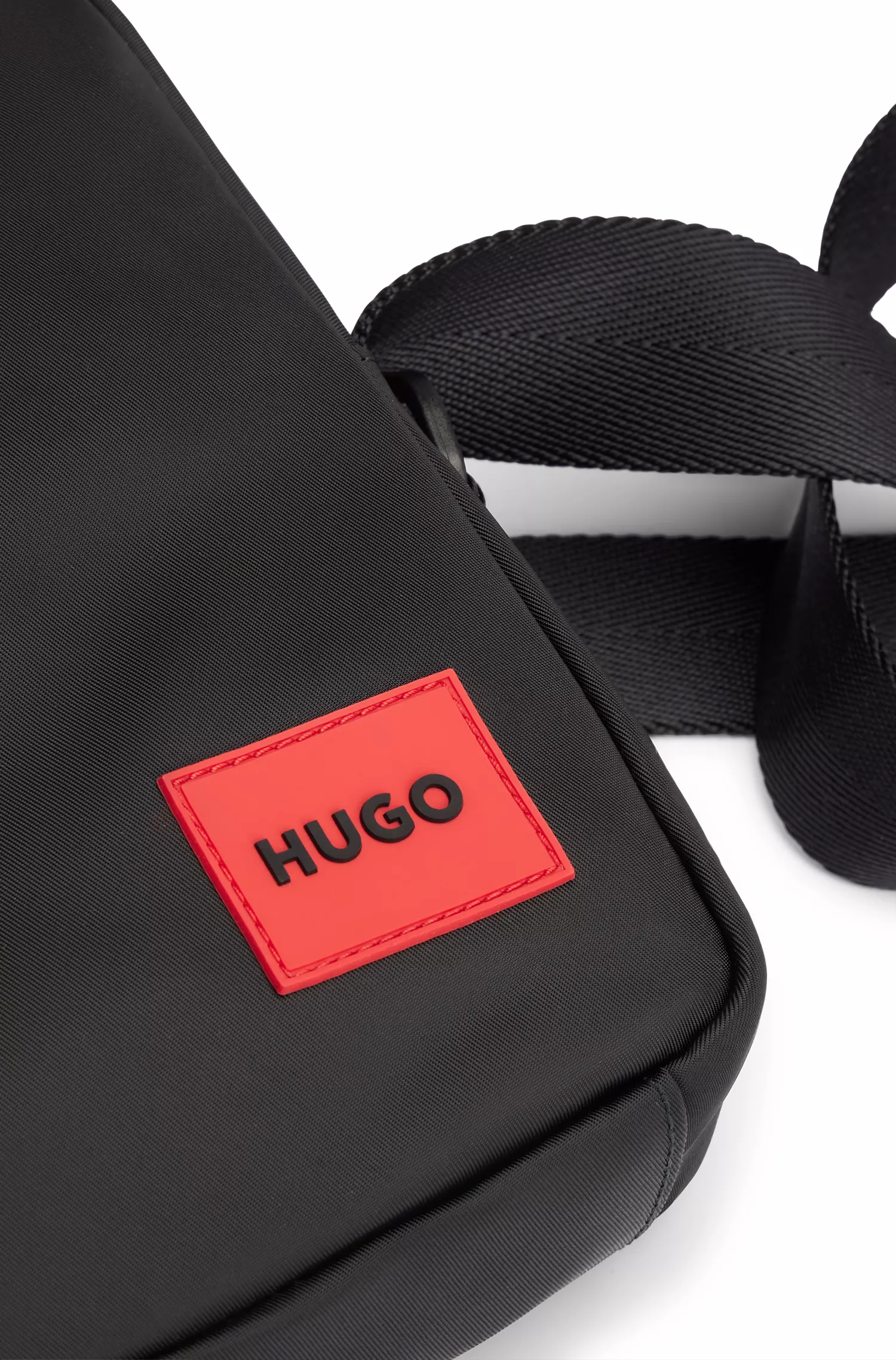 Bolsa HUGO Red-Reporter com etiqueta de borracha vermelha com o logotipo.