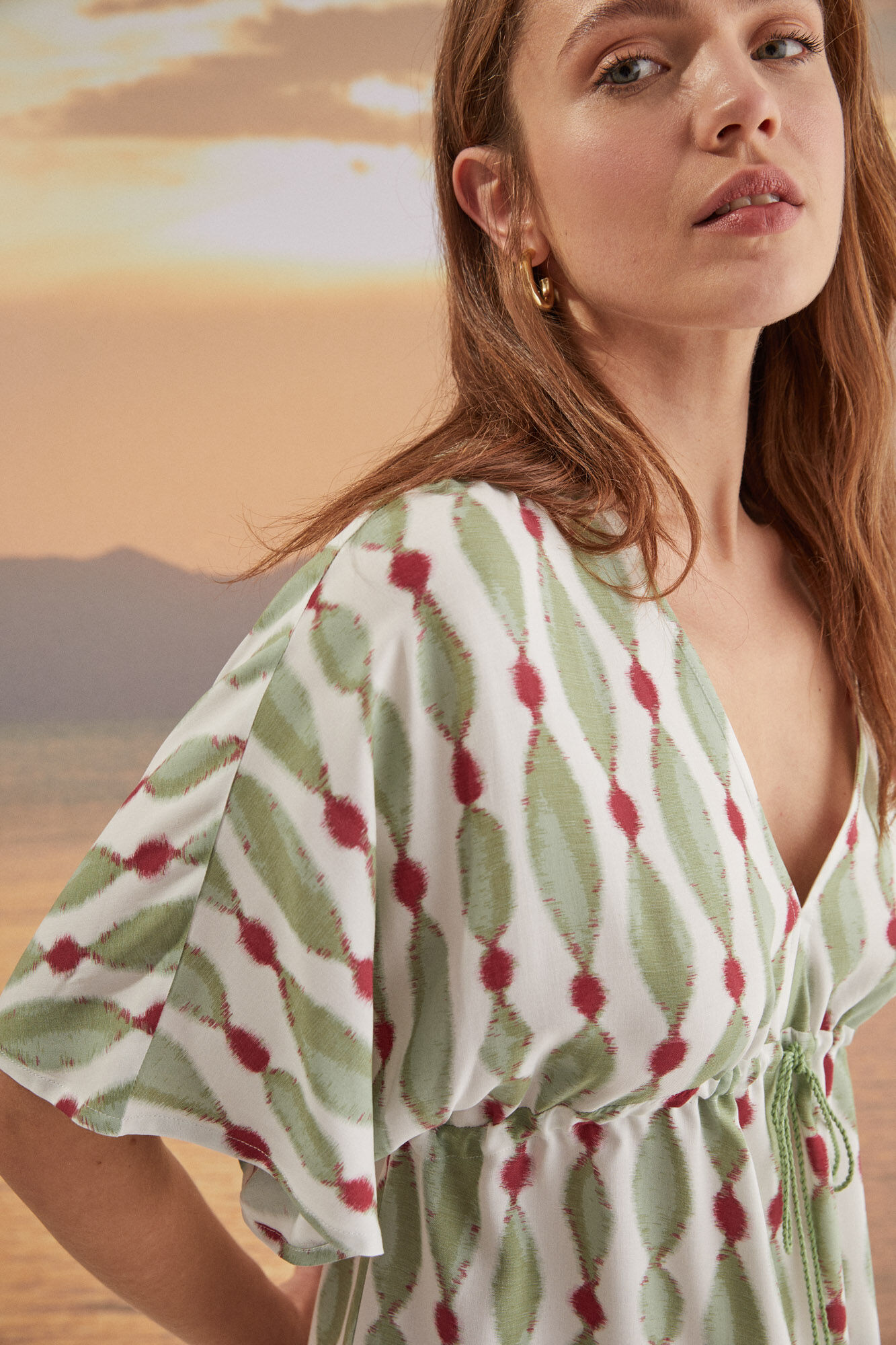 Camisa curta verde com estampa étnica - Estampa