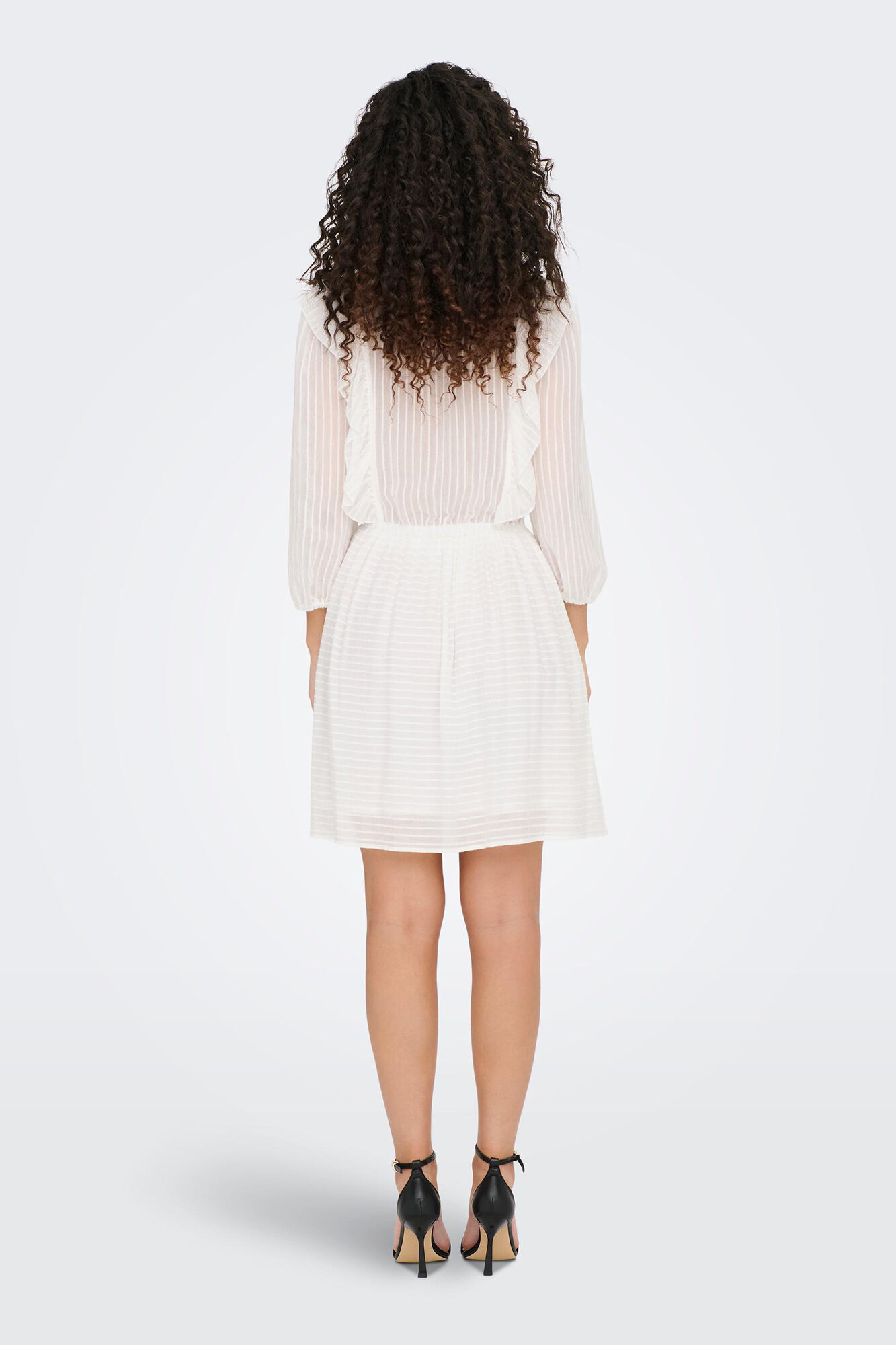 vestido curto com babados