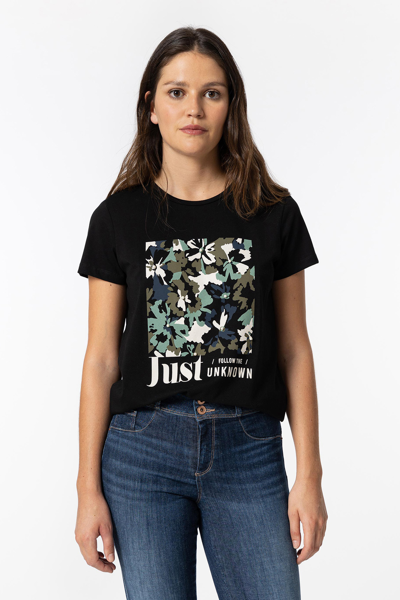 Camiseta com estampa frontal e apliques.