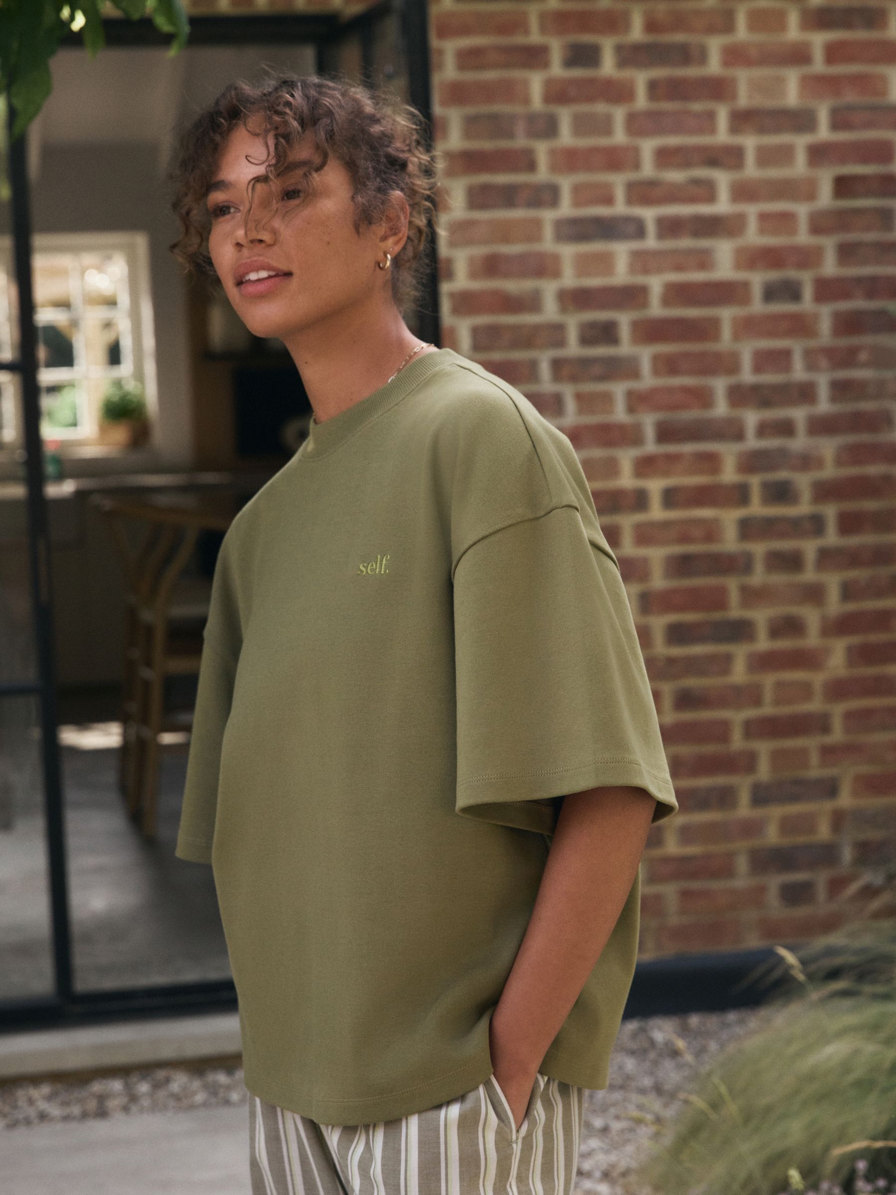 Olijfgroen gestreept - self. Pyjama met korte mouwen
