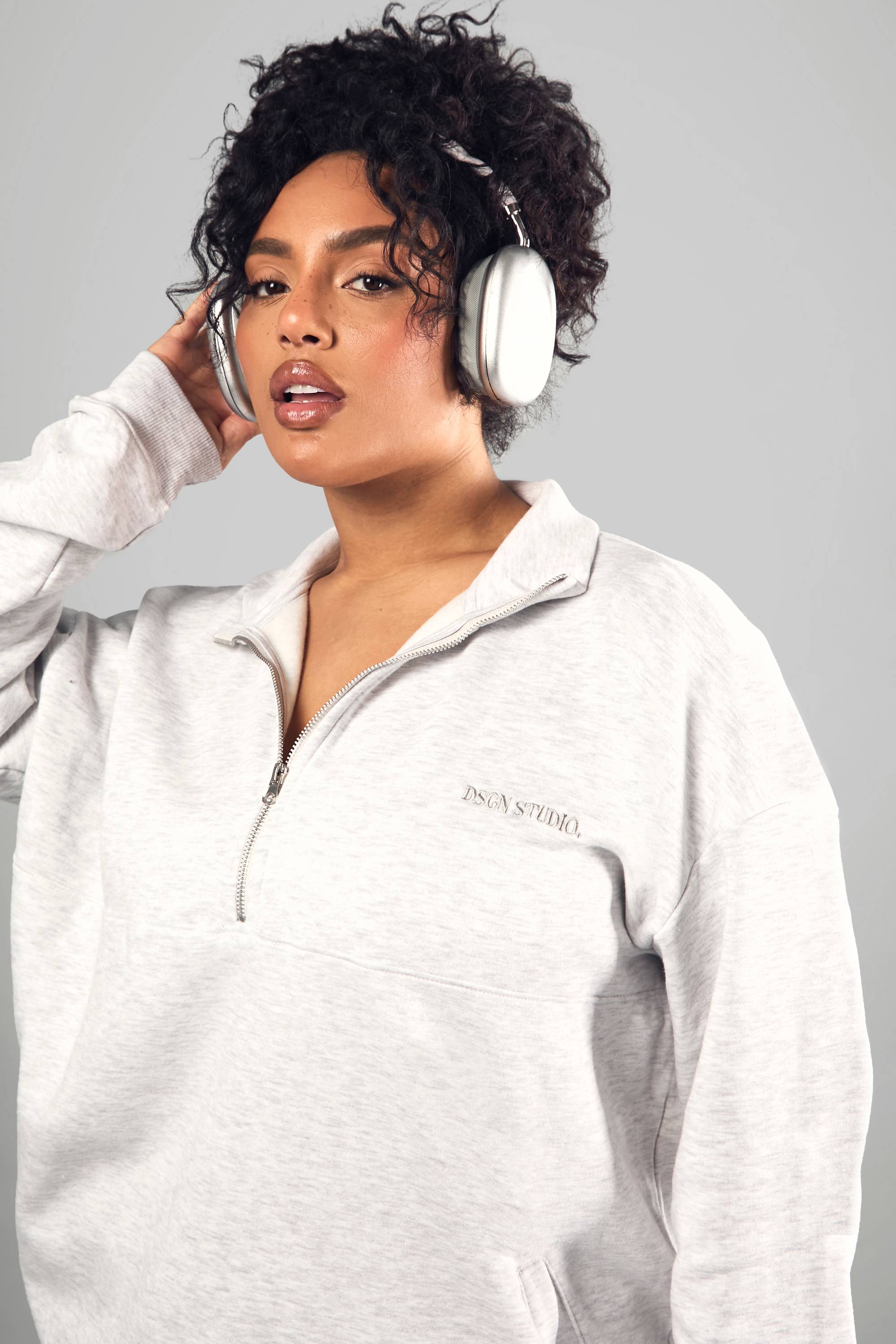 Sweat oversize à col zippé et broderie Dsgn Studio