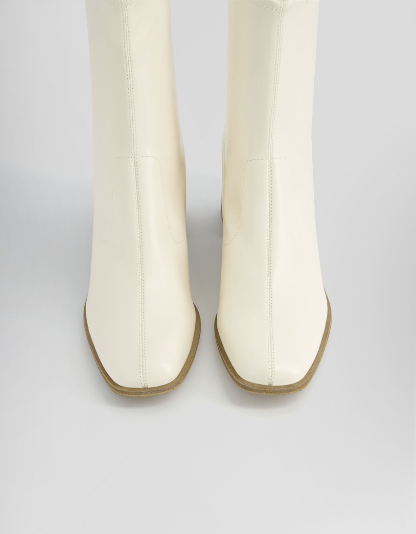 Botas de cano curto com salto bloco ajustado