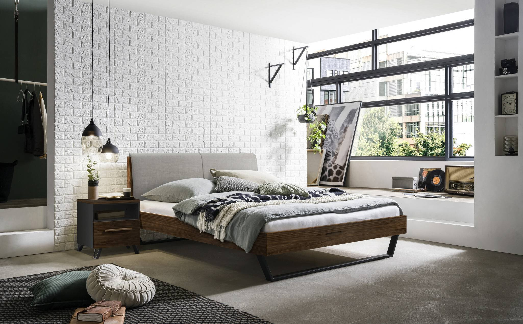 Holzbett HASENA PIETRO 140X200cm Höhe 20cm Anthrazit Nussbaum mit Pepe grau