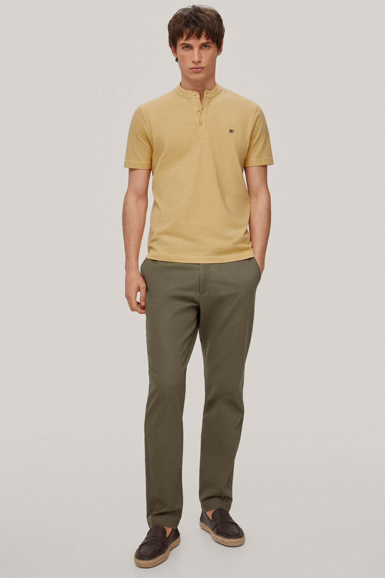 Camisa polo com gola mandarim - Amarela