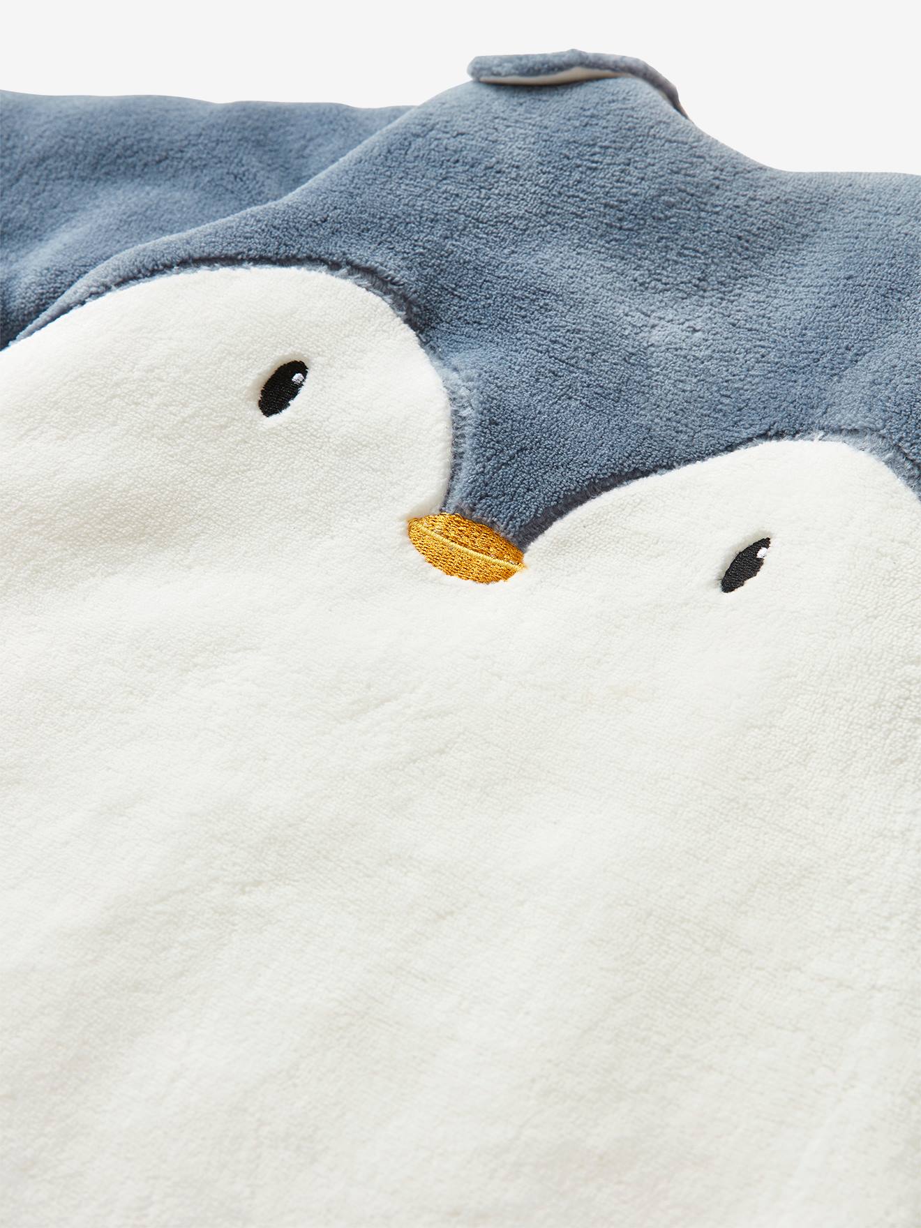 Saco de dormir de microfibra com mangas removíveis. Estampa lisa de pinguim branco claro.