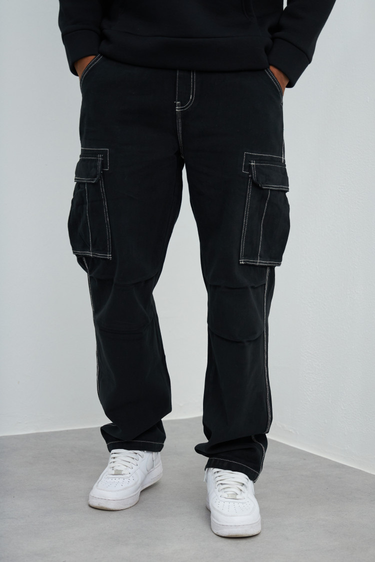 Jean cargo noir à couture blanche