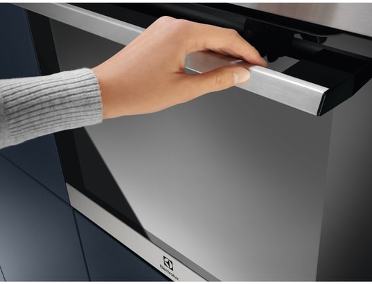 ELECTROLUX - Four encastrable pyrolyse EBF4P46X Série 600 , Inox anti-trace, 72 litres