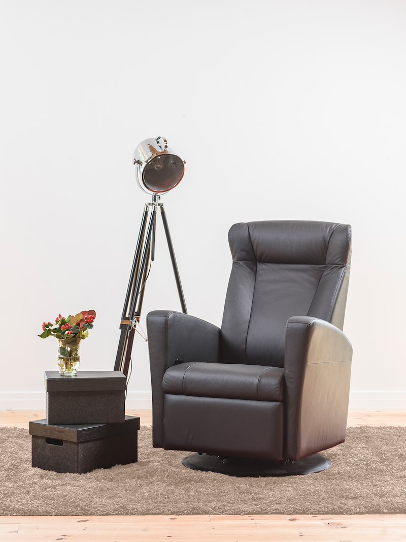 Royal recliner Hud Zenith 24 sort med sider i sort PVC. Manuell hvilefunksjon med sving- og vippefunksjon.