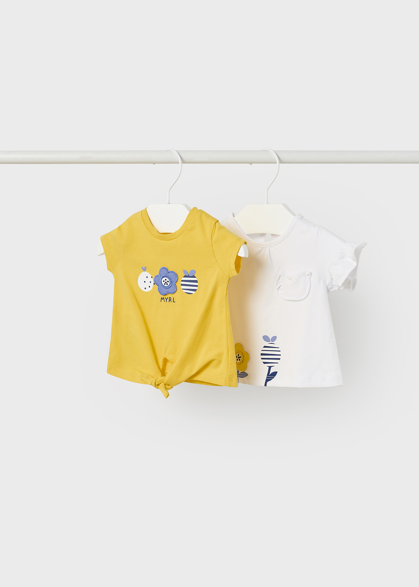 Conjunto de 2 camisetas feitas com algodão sustentável para recém-nascidos.