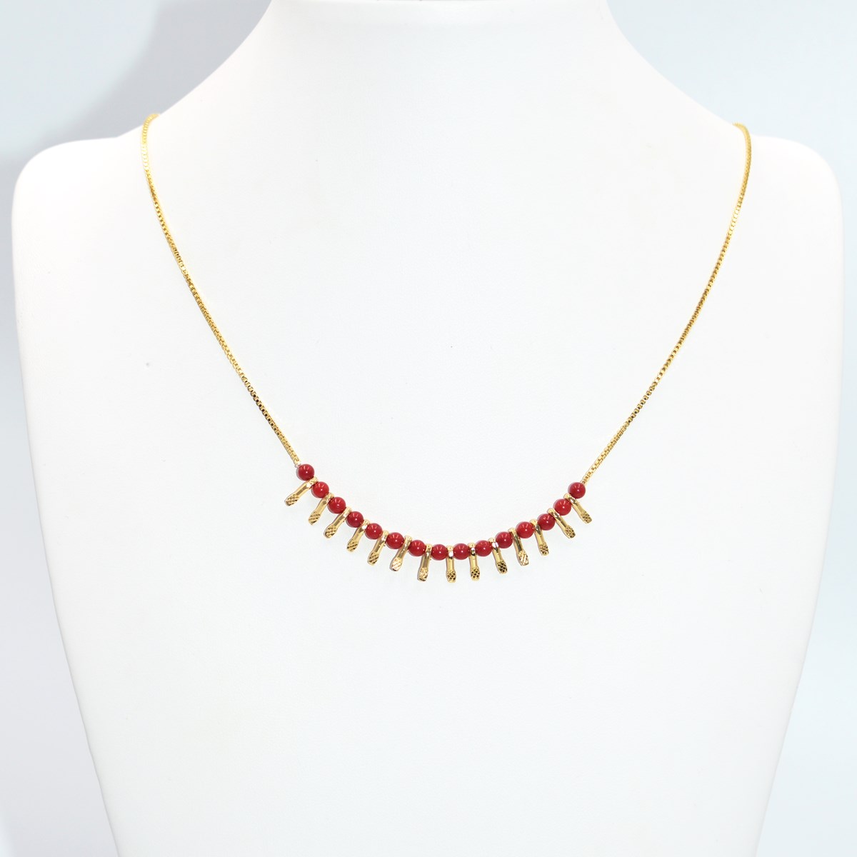 Collier chaîne et pampilles intercalées de perles de corail
