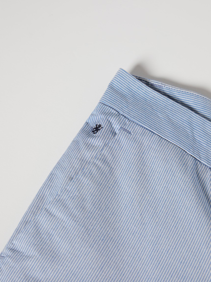 Calças chino slim fit padrão de riscas