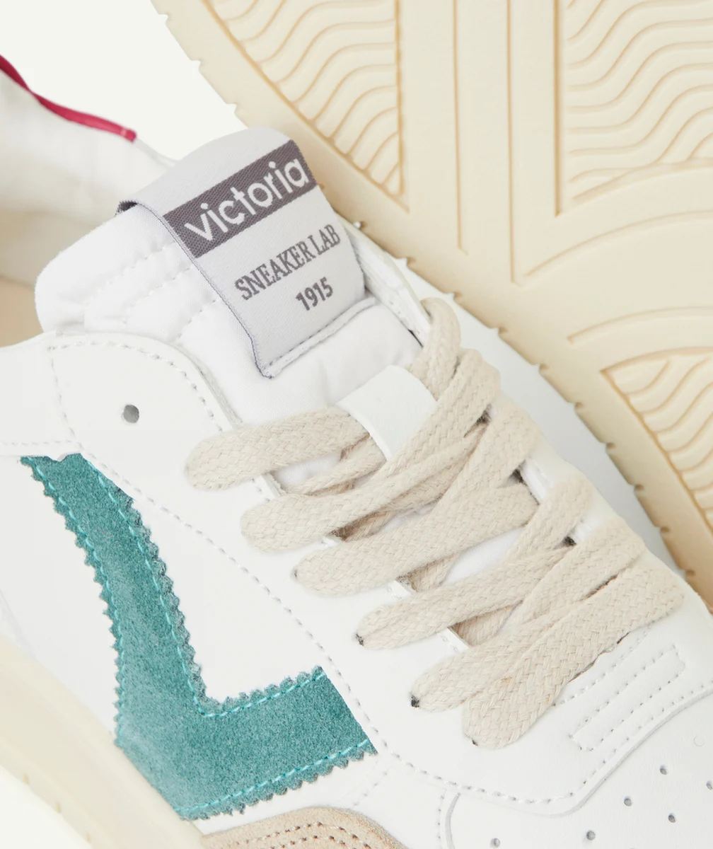VICTORIABASKETS BLANCHES ET BEIGES AVEC LOGO VERT ET FUSCHIA