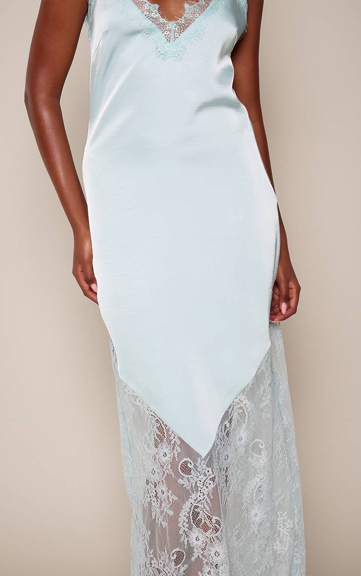 Bleu Pâle Robe Longue Fluide En Satin À Décolleté Plongeant Et Finitions En Dentelle