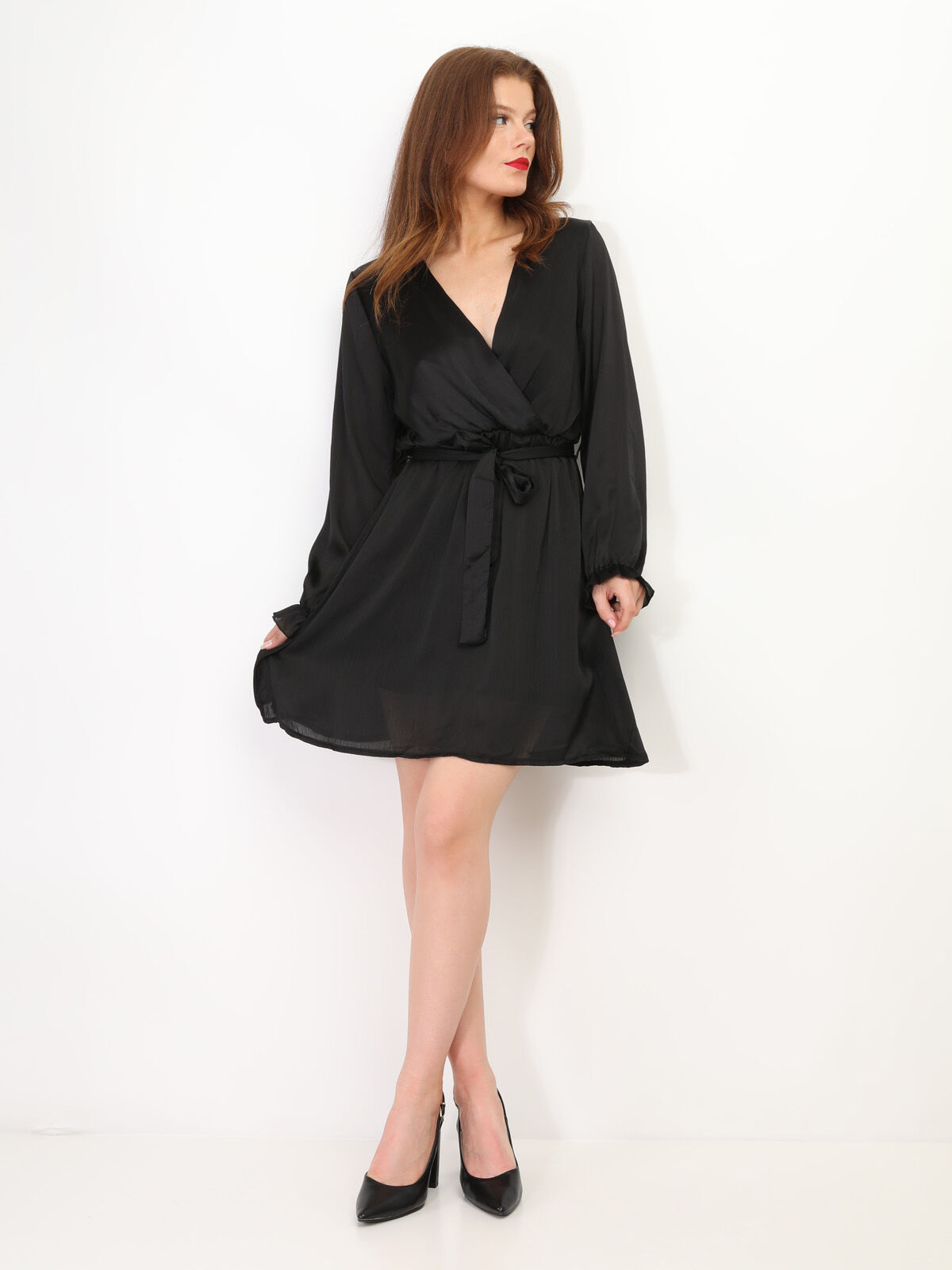 Robe cache-coeur satinée à ceinture- Noir