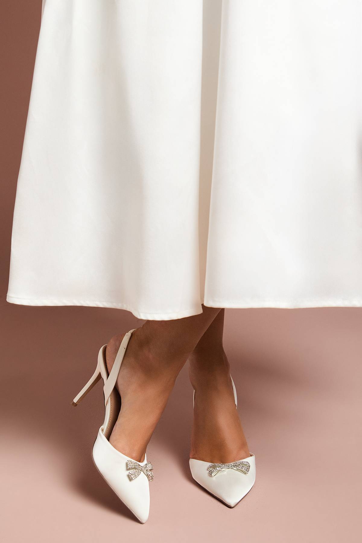 Coast Chaussures de Mariée Scarlett à Talon Aiguille Haut avec Bride Arrière en Satin, Broche Nœud Diamanté et Coupe Large