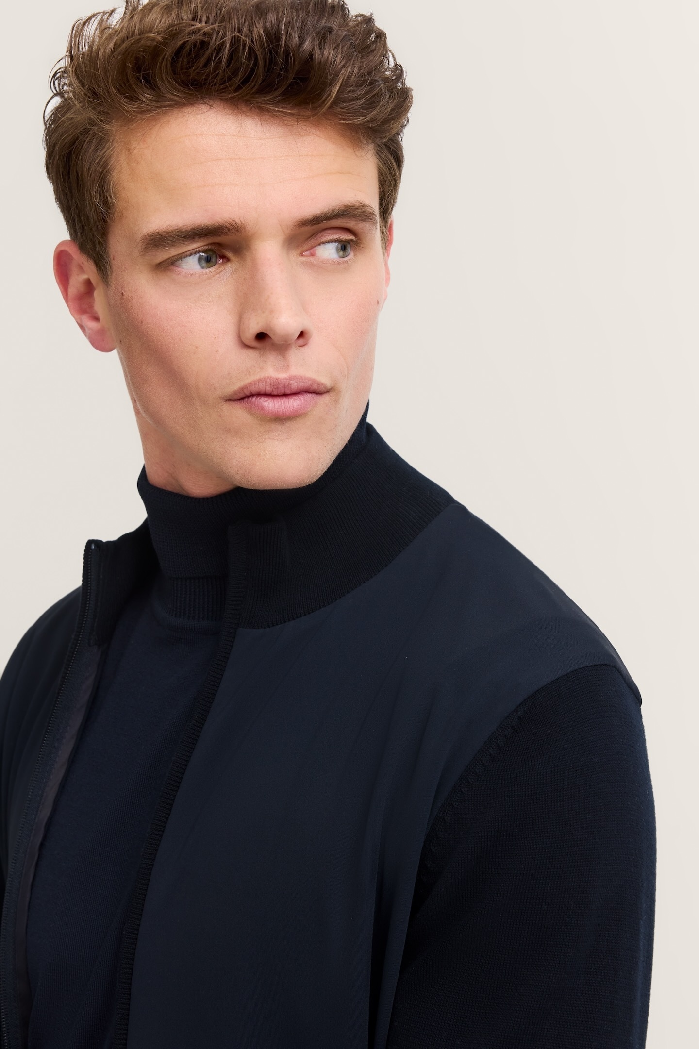 bugatti Strickjacke »Regular Fit«, mit Stehkragen und Reissverschlusstaschen