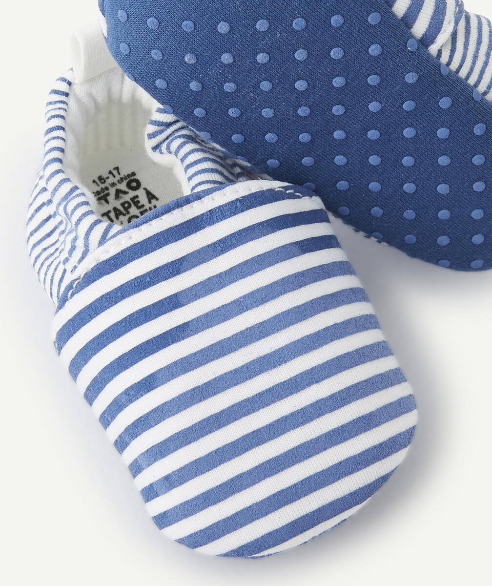 LES CHAUSSONS AUX RAYURES BLEUES ET BLANCHES