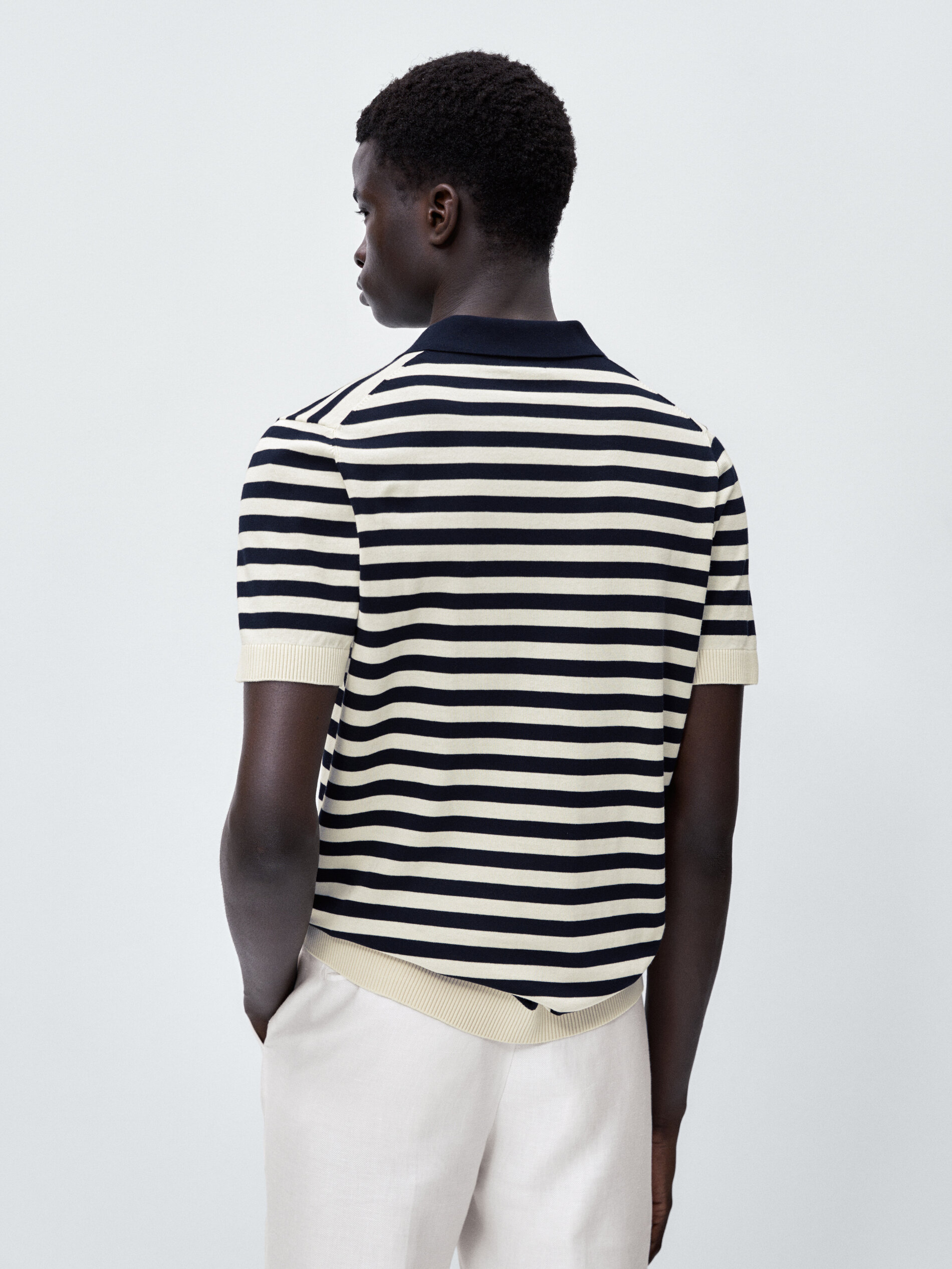 Camisa polo listrada com gola contrastante e mangas curtas - AZUL MARINHO
