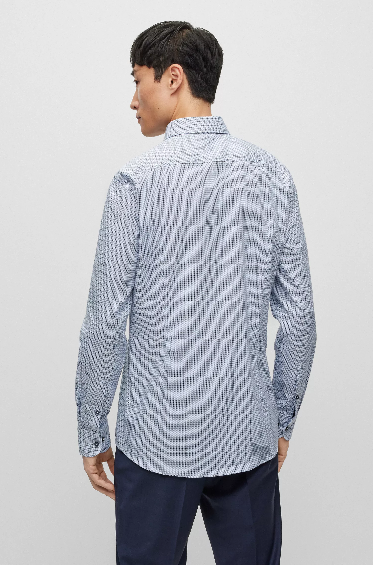 Camisa BOSS preta de corte slim, em algodão estruturado com elastano, fácil de passar.