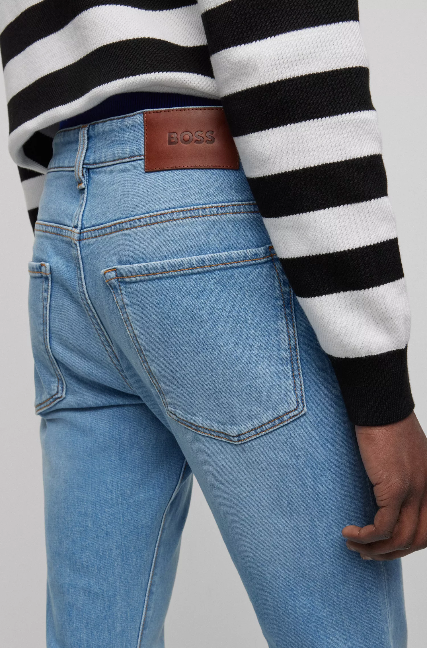 Calça jeans BOSS preta, corte slim, em denim azul com elasticidade confortável.