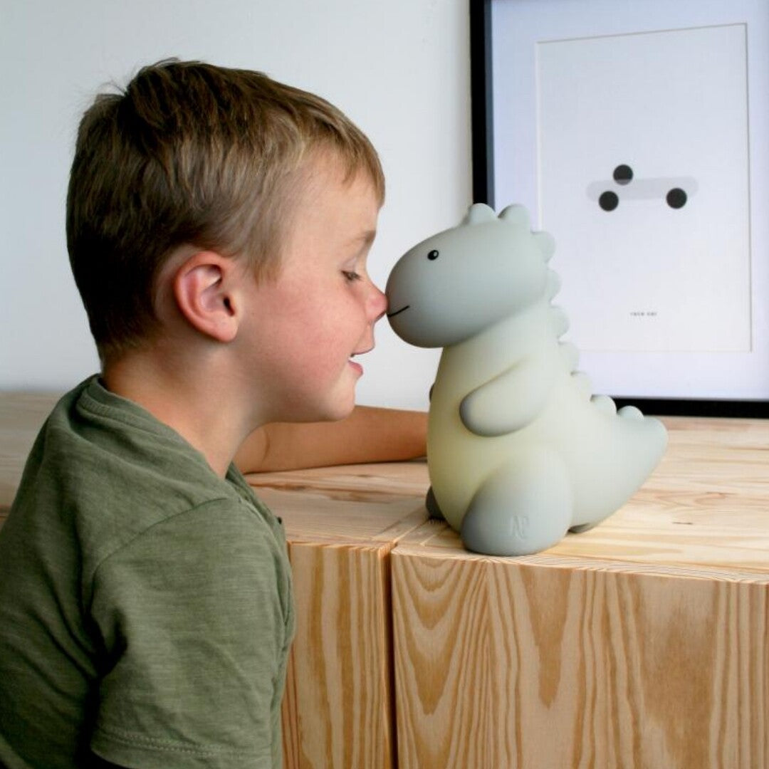 Atelier pierre led nachtlampje dino jéroom - sage - 20 cm
