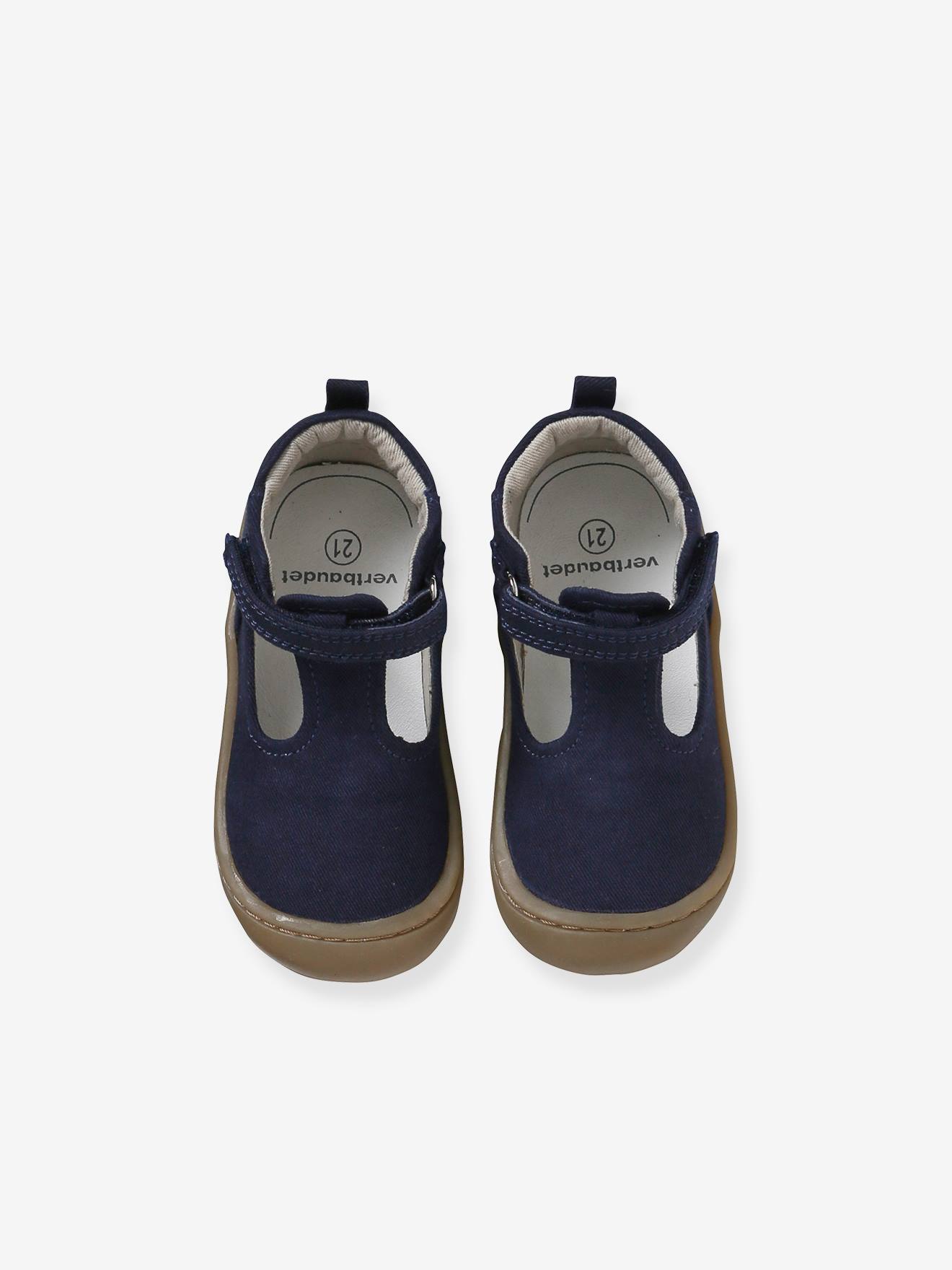 Sandálias de tecido flexível com fecho de velcro para bebês, especialmente desenvolvidas para bebês que estão começando a engatinhar, na cor azul.
