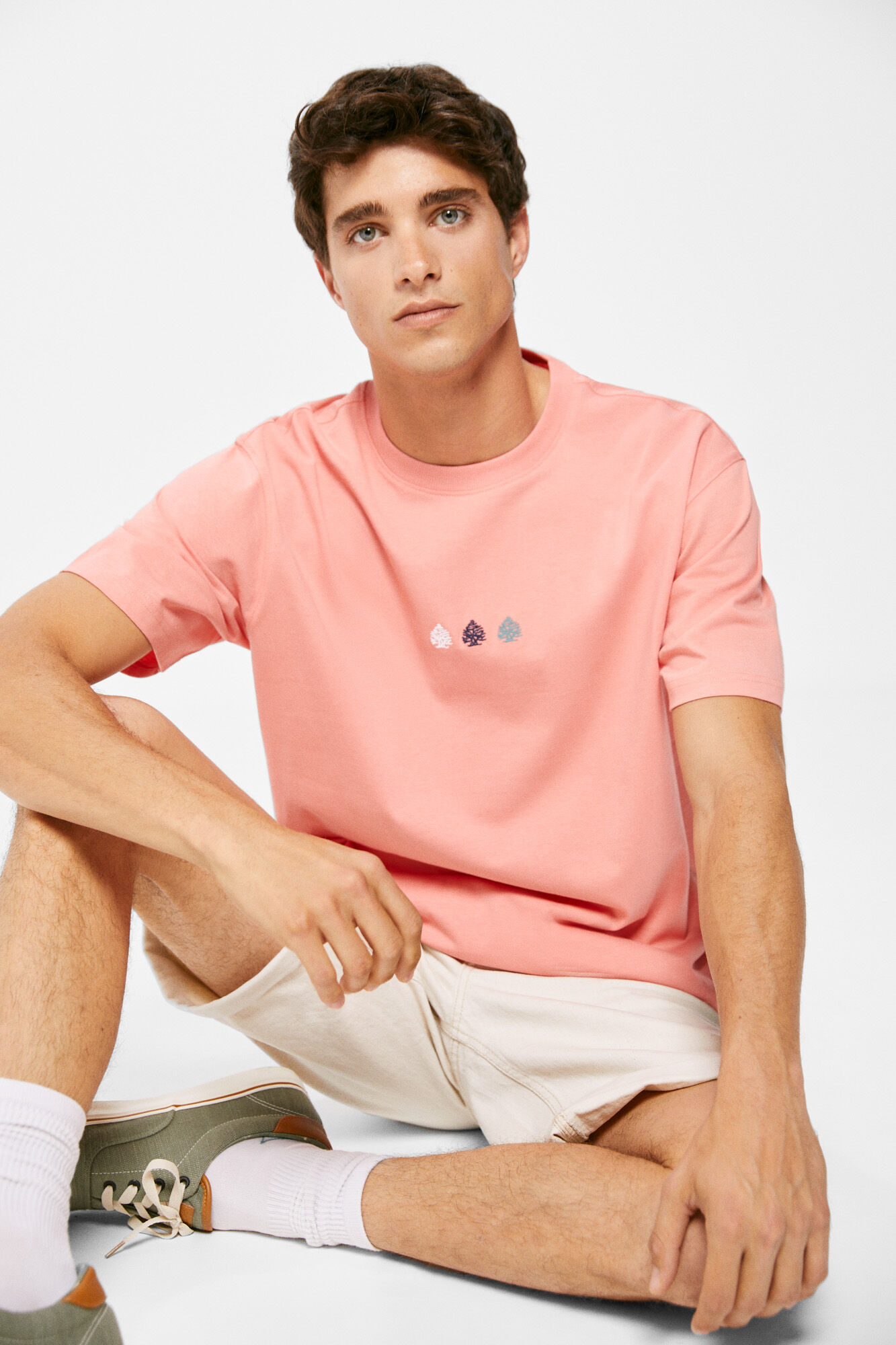 Camiseta roxa com estampa de árvore