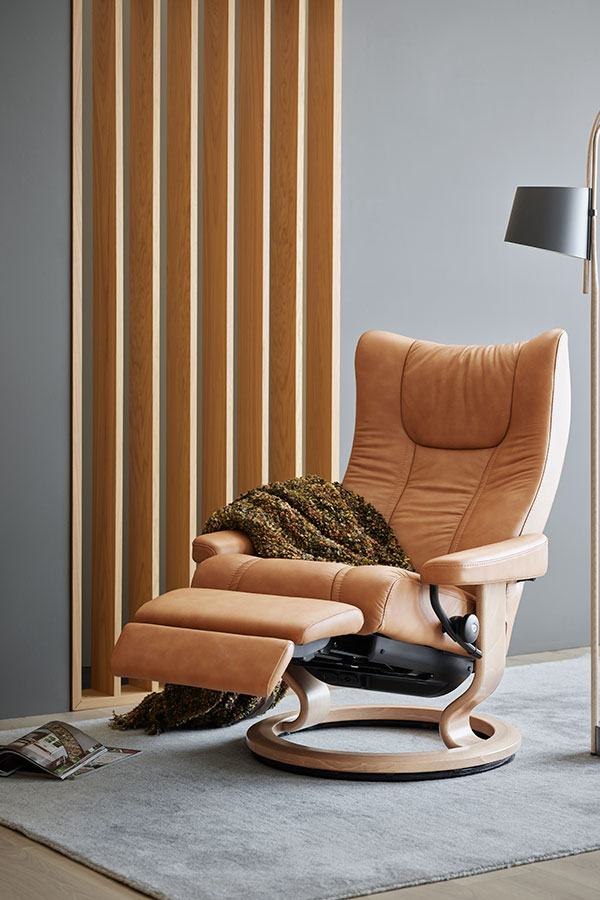 Wing lenestol - Classic Power Leg&Back I hud Paloma Taupe, med elektrisk hvilefunksjon og Classic eik understell.
