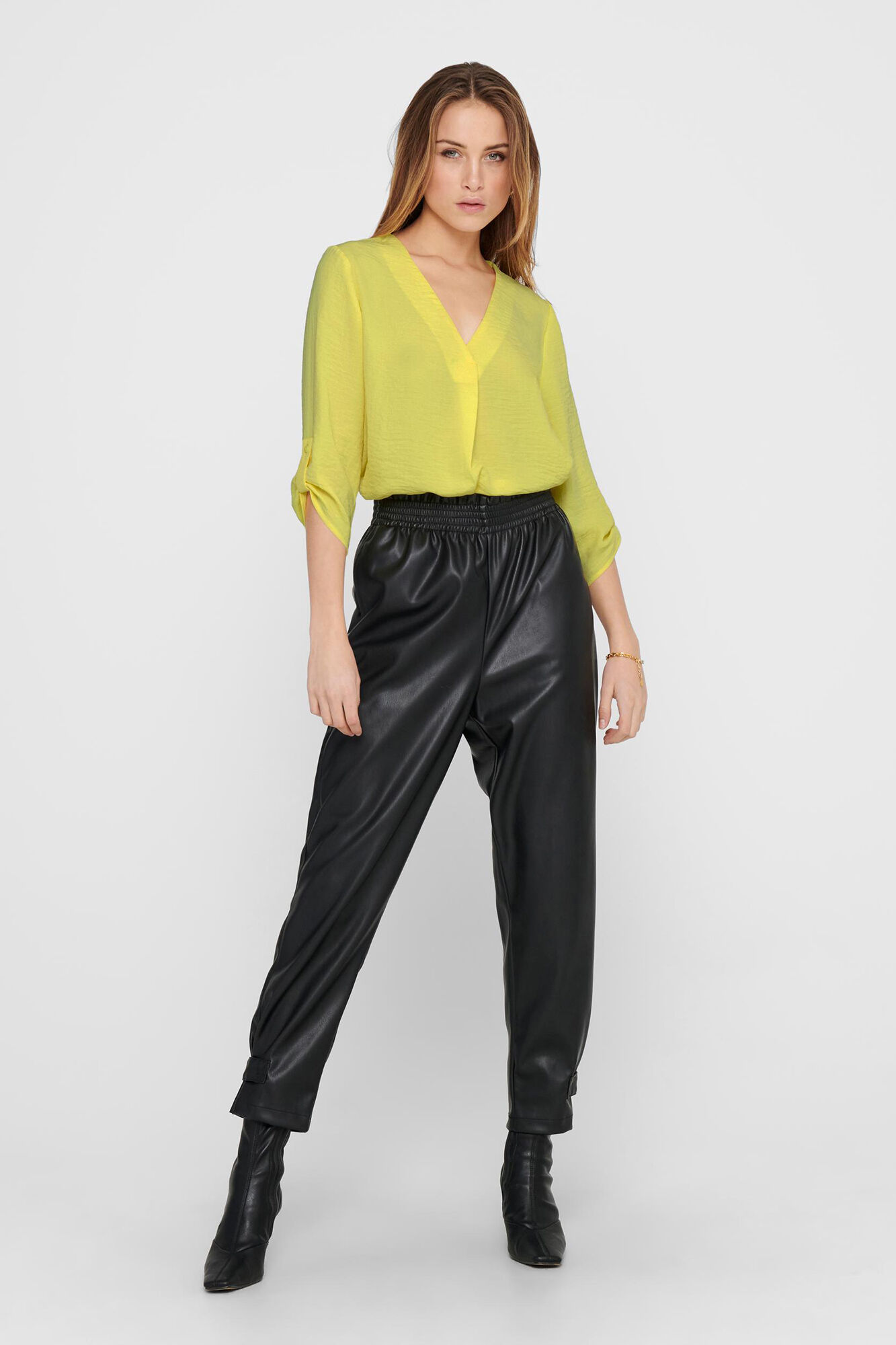 Blusa com decote em V e mangas 3/4