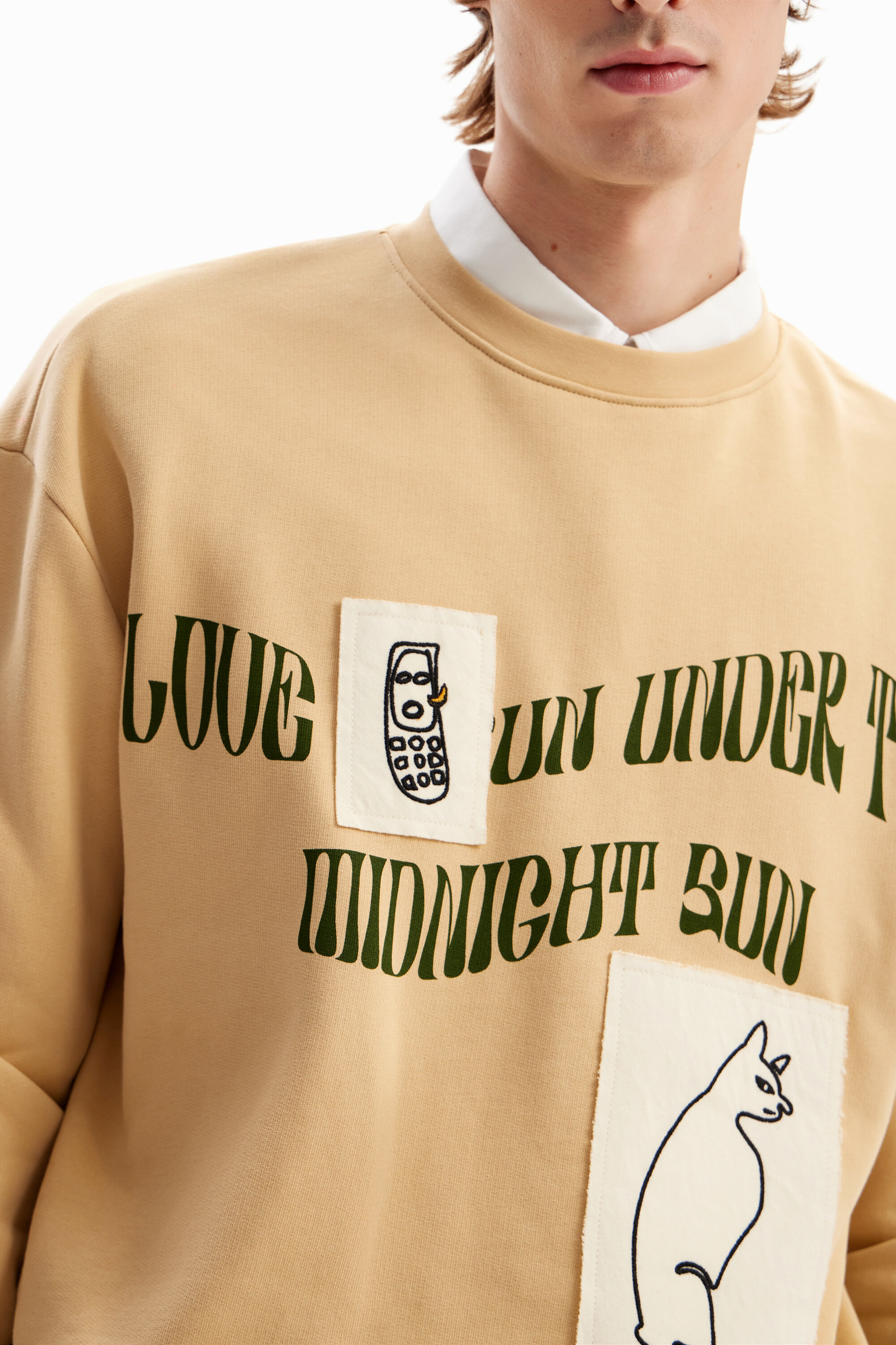 Moletom com patches de mensagens